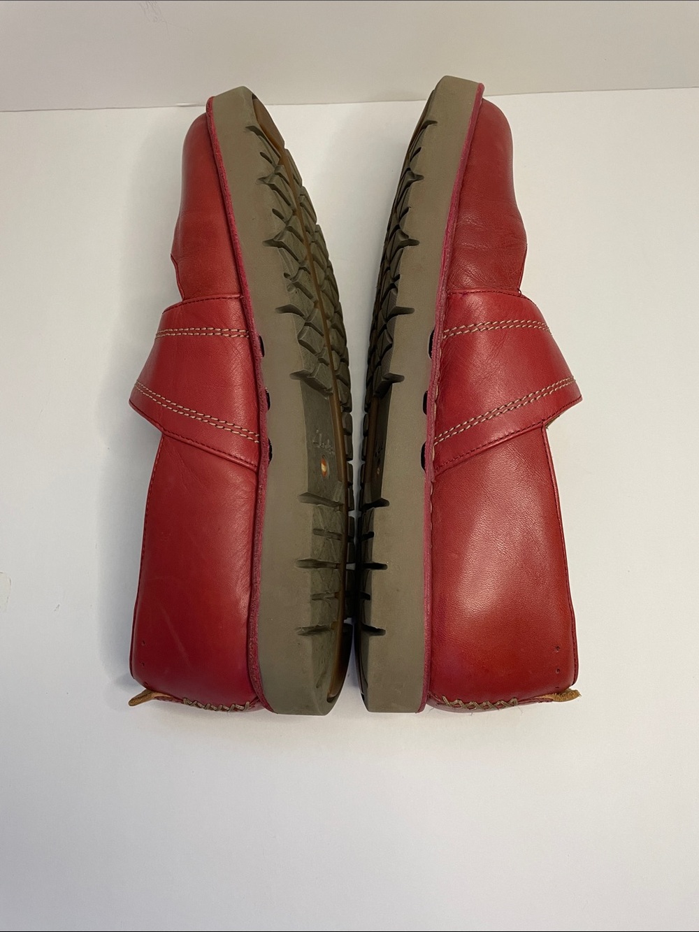 Clarks Women’s Red Leather Strap Shoes.  Size 7.5 M - Picture 4 of 8